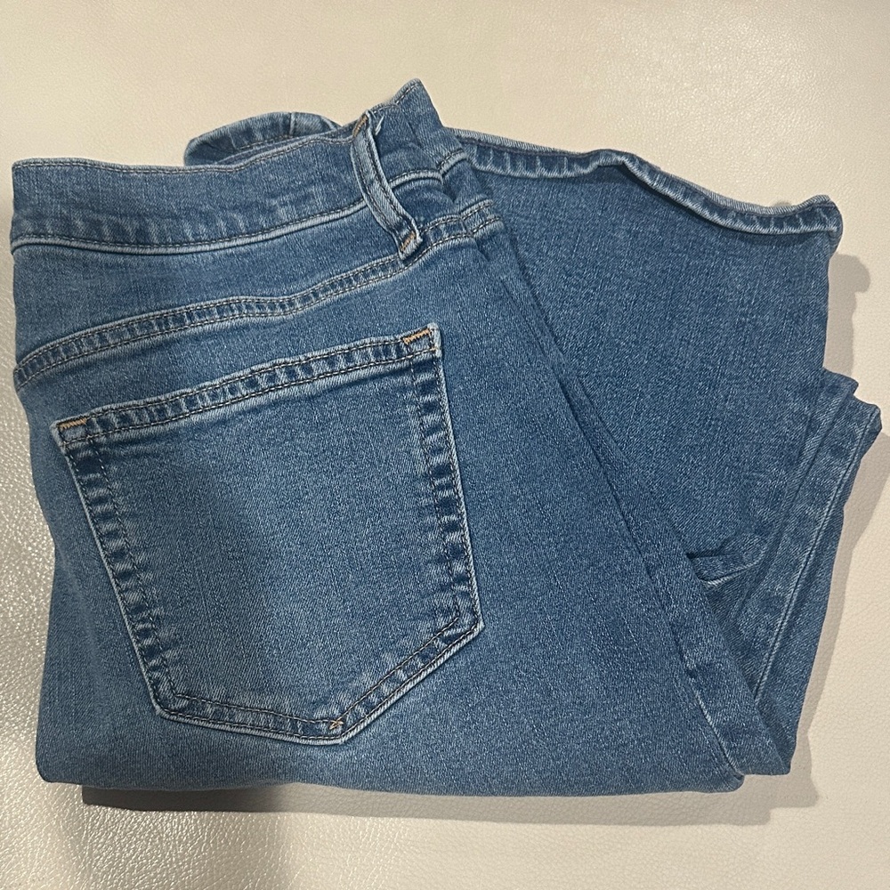 GAP Straight-Leg Women's Jeans in Medium Blue